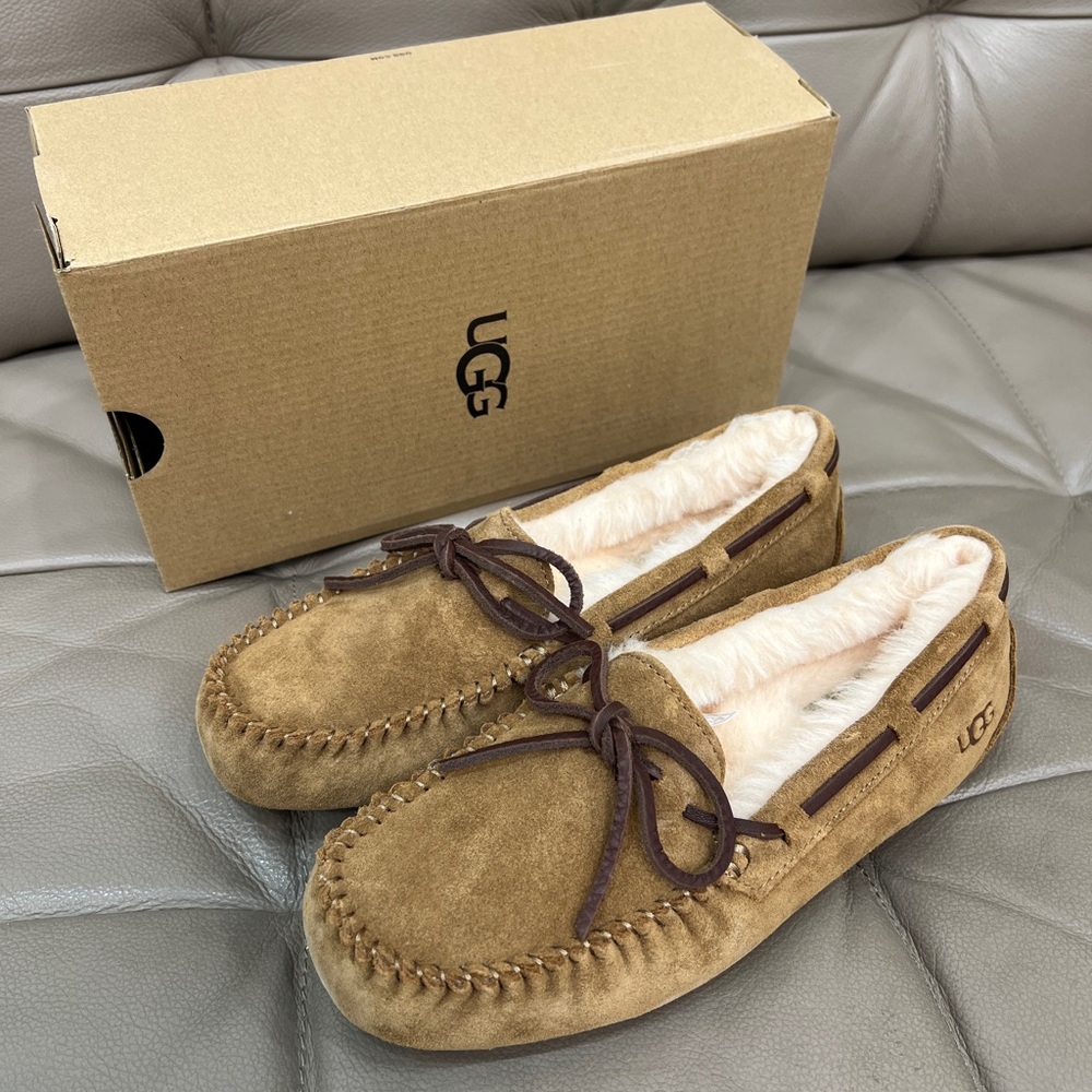 UGG Women's 6 Dakota Wool Lined Moccasin Slippers - Chestnut Brown